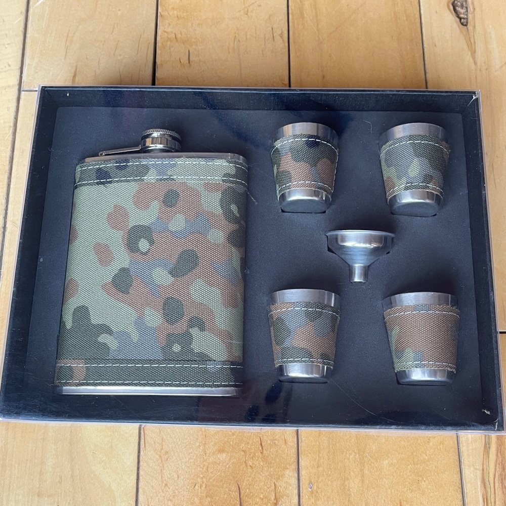 Camouflage Flask & 4 Shot Glass Gift Set